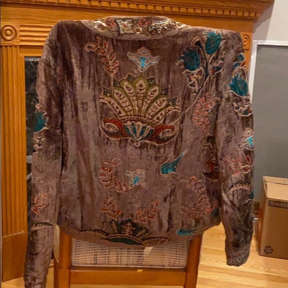 Fully lined and embroidered blouse. - Picture 2 of 2